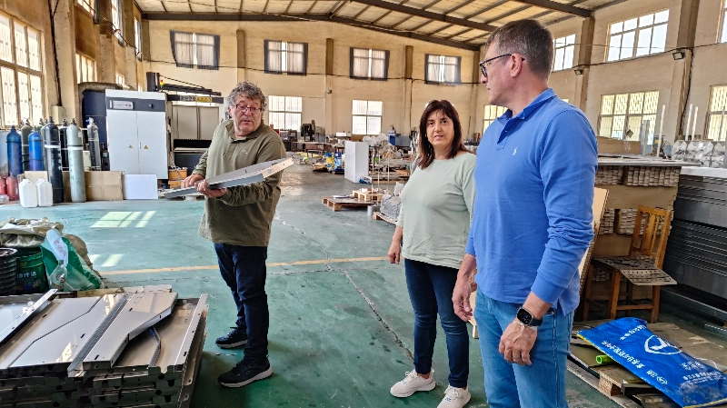 Ten-Year Customer Manolo from Spain Visits Debabrother Again